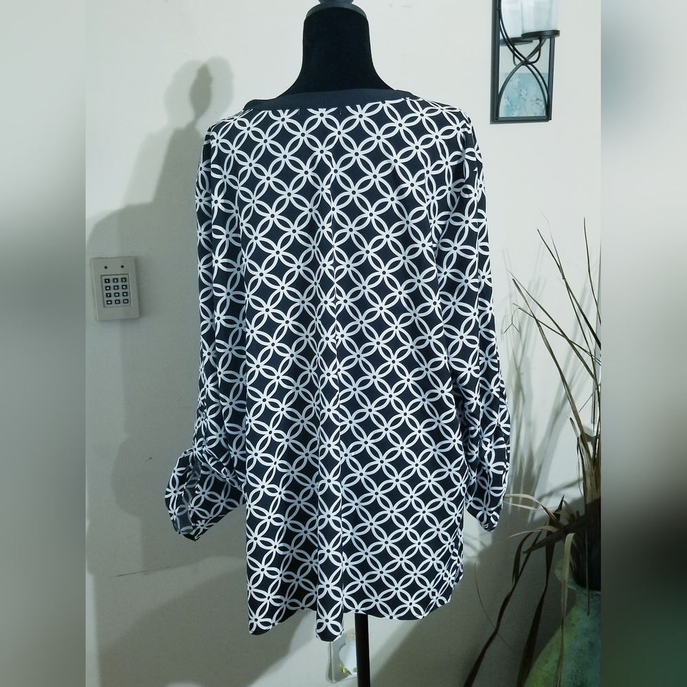 Notations Black and White Geometric Button-Front Blouse - Picture 4 of 6